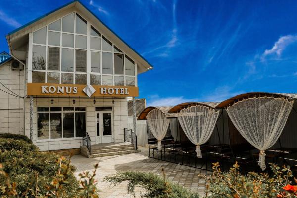 写真にはGlodeni市にあるHotel Konusが写っています。