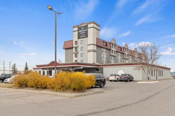 写真にはカルガリー市にあるEmerald Hotel & Suites Calgary Airportが写っています。