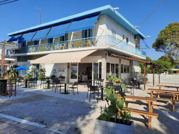 Nella foto è visibile l'oggetto Mimika studios situato nella città di Asmínion.