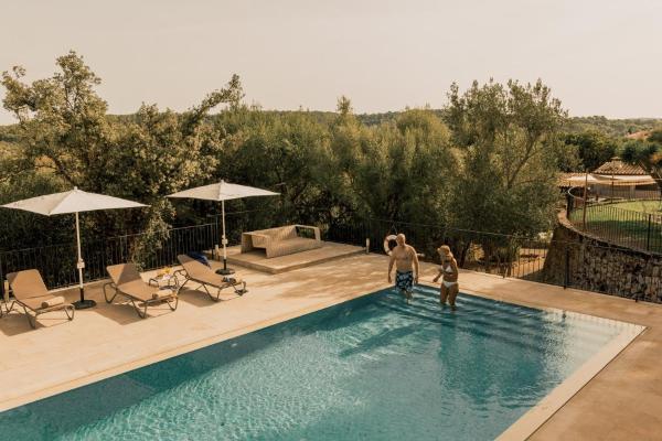 A la foto es mostra l'objecte Cal Secretari Vell - Turismo de Interior situat a la ciutat de La Cabaneta.