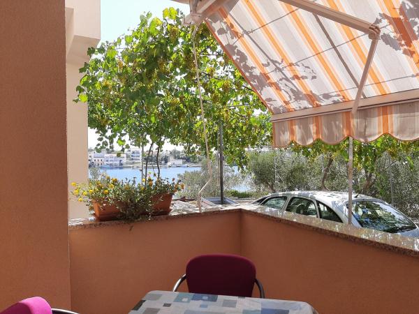 På bildet vises objektet Apartmani Leon som ligger i byen Šimuni.