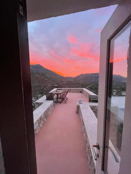 Na fotografii je vidět objekt villa Elpiniki Tilos nacházející se ve městě Ágios Antónios.