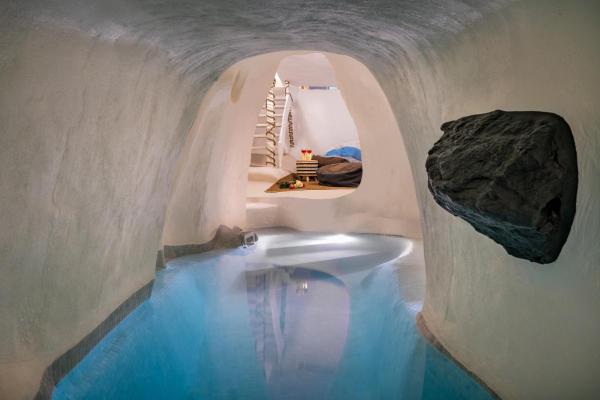 На фото показан объект Mystagoge Retreat with subterranean pool/jacuzzi, расположенный в городе Вотон.