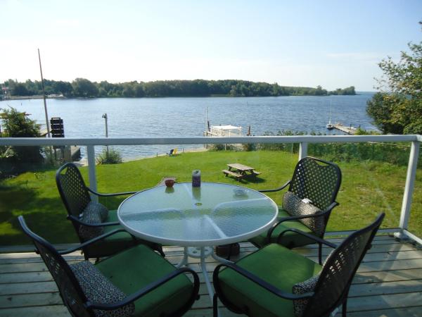 På bildet vises objektet Bayside Inn & Waterfront Suites som ligger i byen Emerald.