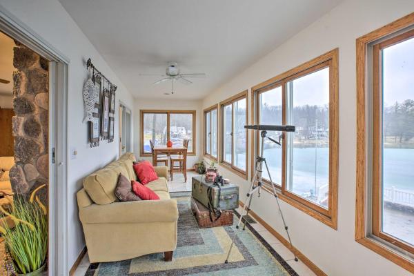 Nella foto è visibile l'oggetto Lakefront Newaygo Home - Private Dock, Kayaks situato nella città di Newaygo.