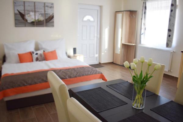 Na fotografii je vidět objekt Elixír Apartman nacházející se ve městě Magyarbóly.