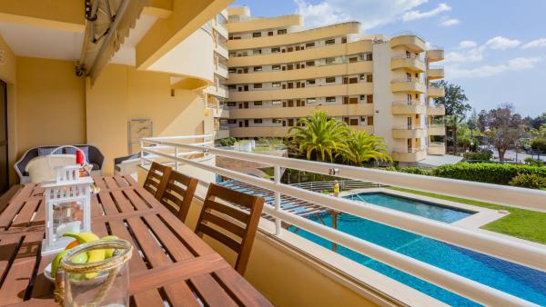 Nella foto è visibile l'oggetto Marina 2BDR Apartment With Balcony & Pool - 5min from beach by LovelyStay situato nella città di Quarteira.