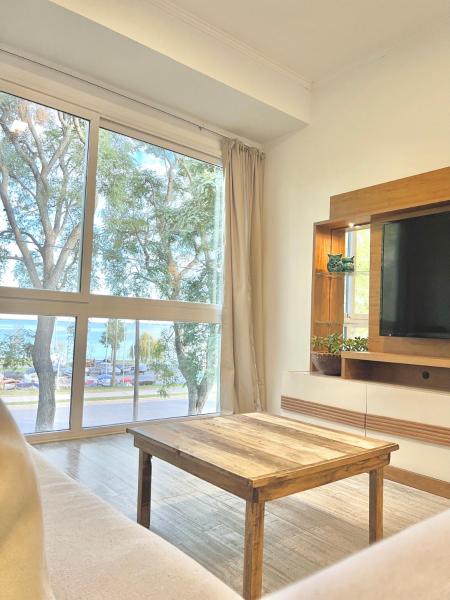 På billedet ses objektet Espectacular departamento sobre la laguna para parejas beliggende i byen Chascomús.