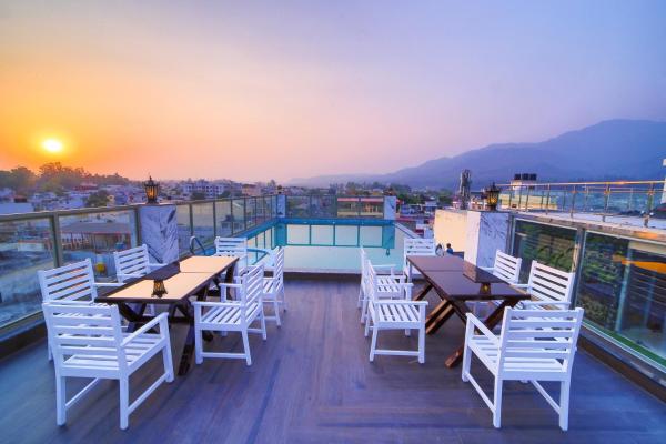 På billedet ses objektet Hotel Holy Vivasa beliggende i byen Rishikesh.