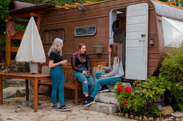 På billedet ses objektet Cozy caravan next to minizoo beliggende i byen Libčeves.