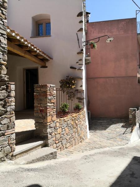 A la foto es mostra l'objecte Domu Antiga situat a la ciutat de Tertenìa.