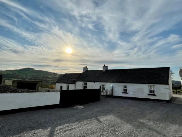 A la foto es mostra l'objecte Maggie's Croft Cottages 4 Star Tourism NI situat a la ciutat de Castlewellan.