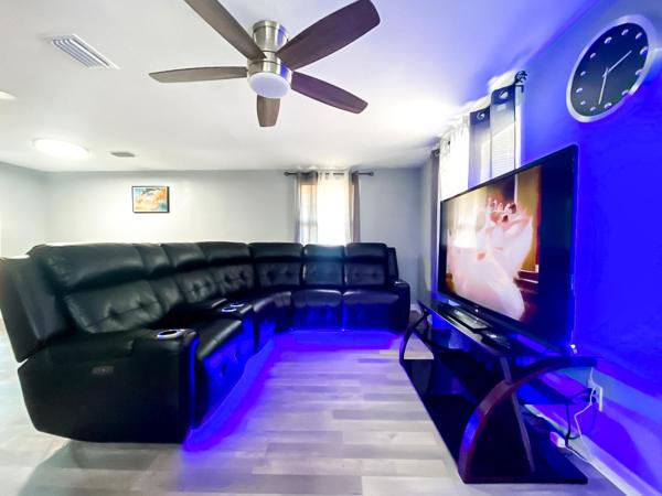 A la foto es mostra l'objecte Sarasota Modern, Spacious, Comfy, Queen Beds, Backyard Rental situat a la ciutat de The Meadows.
