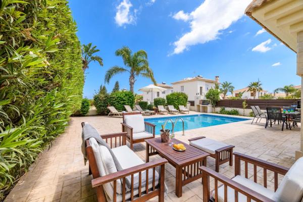 A la foto es mostra l'objecte Villa Alexander situat a la ciutat de Protaras.