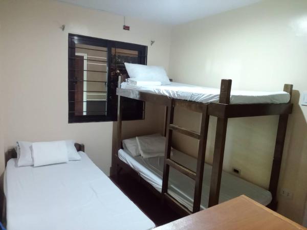 Auf dem Foto ist das Objekt RedDoorz @ JJ & KAYE APARTMENT in der Stadt Batikbatik zu sehen.