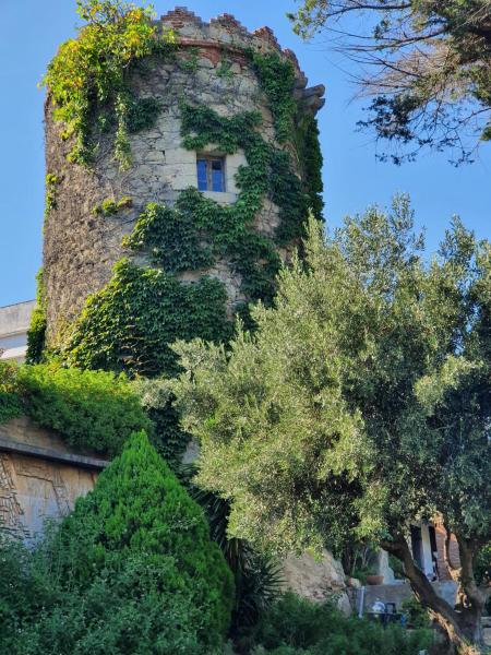 A la foto es mostra l'objecte Medieval tower & villa by the sea situat a la ciutat de Caldes d'Estrac.