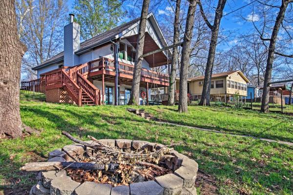A la foto es mostra l'objecte Fire Pit and Boat Slip Waterfront Grove Getaway situat a la ciutat de Grove.