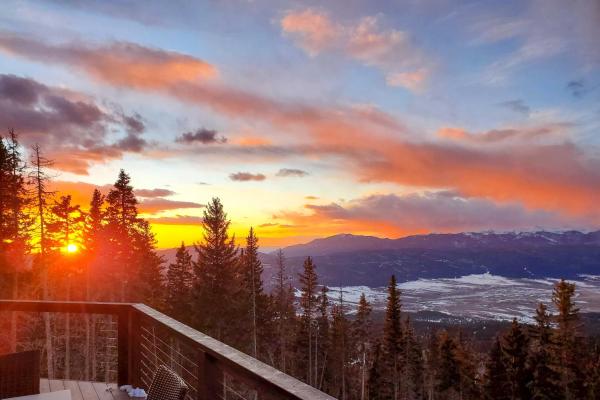 A la foto es mostra l'objecte Hot Tub & Mtn Views! Luxury Angel Fire Getaway situat a la ciutat de Angel Fire.