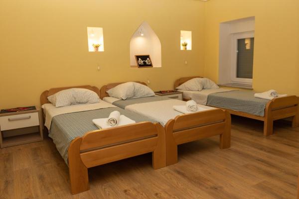 写真にはモスタル市にあるApartments Unoが写っています。