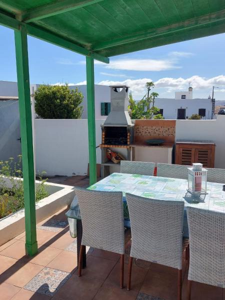 La photo montre l'objet Casa Antonia Reyes, a la sombra de Famara situé dans la ville de Muñique.