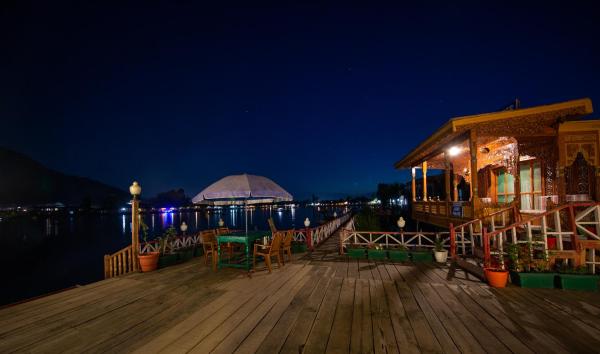 A la foto es mostra l'objecte Kolu Group Of Houseboats situat a la ciutat de Srinagar.