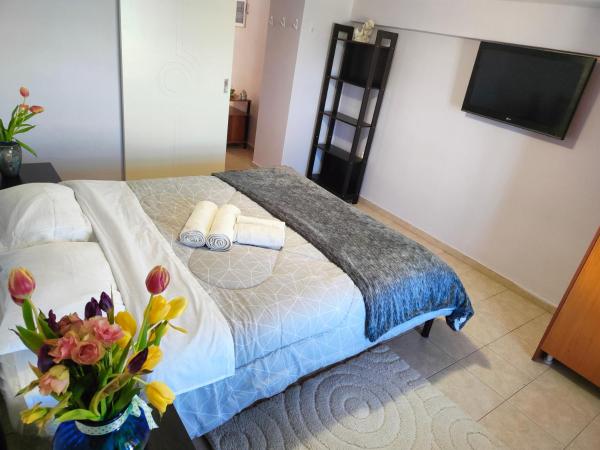 A la foto es mostra l'objecte EndlessSunrise (2) Apartments by the sea situat a la ciutat de Míloi.