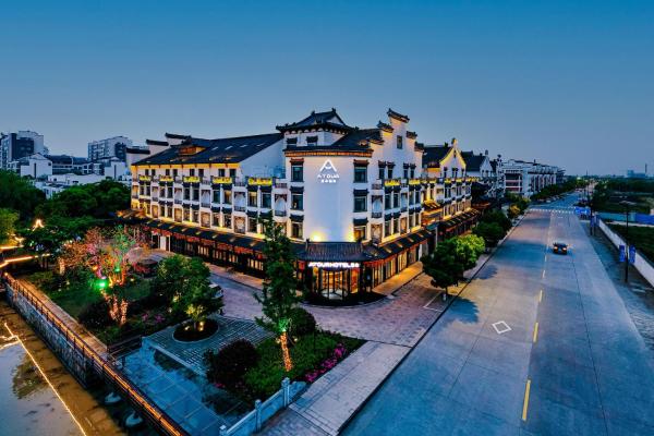 På bildet vises objektet Atour Hotel Tongxiang Wuzhen som ligger i byen Tongxiang.