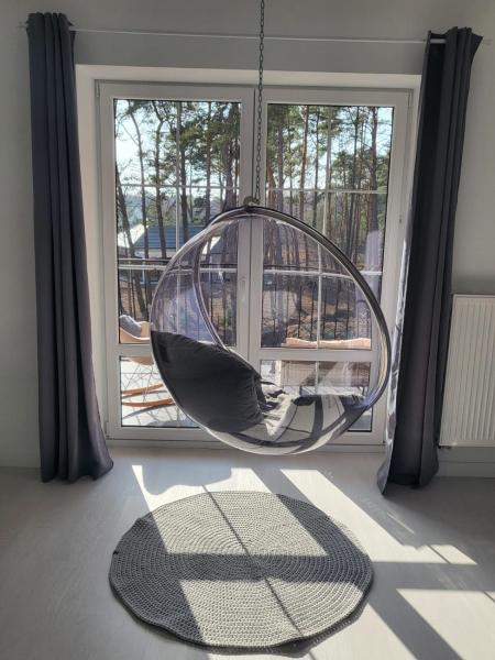 Op de foto is het object PRZYTULNY APARTAMENT Z KOMINKIEM PRZY JEZIORZE te zien, gelegen in de stad Przyjezierze.