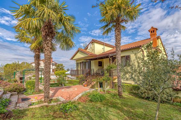 The photo shows the Apartment Flores located in the city of Stari Pazin.
