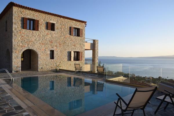A la foto es mostra l'objecte Villa Dafni - Infinite Sea Vistas with Private Pool situat a la ciutat de Kalamata.