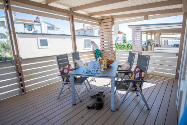 Na zdjęciu widoczny jest obiekt Mali Nordsee Camp - DeLuxe Mobilehome położony w mieście Pakoštane.