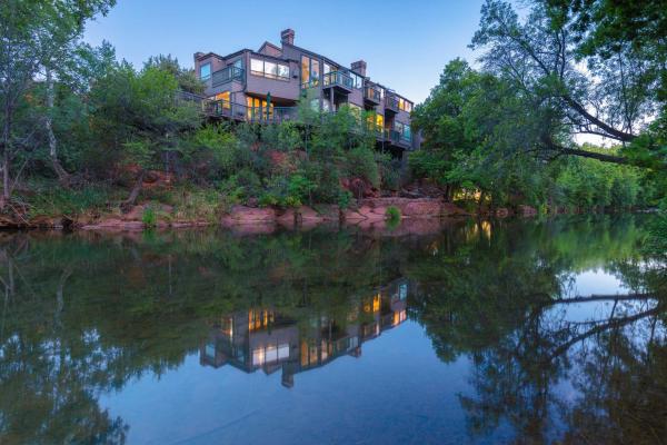 写真にはセドナ市にあるInn Above Oak Creek Sedonaが写っています。