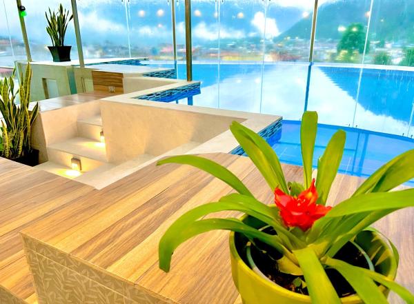 A la foto es mostra l'objecte Destiny Hotel situat a la ciutat de Baños.