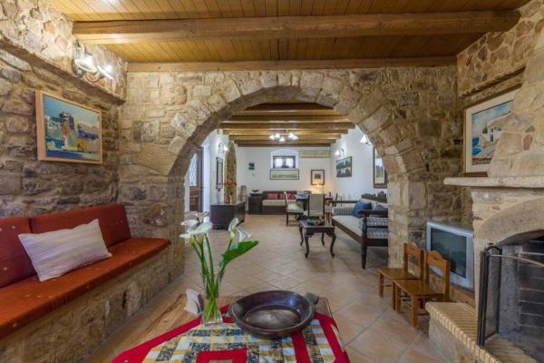 A la foto es mostra l'objecte Villa Lavender situat a la ciutat de Mitrópolis.