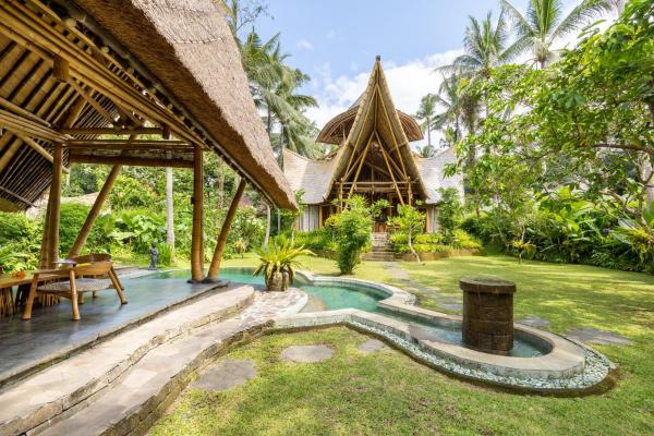 Na zdjęciu widoczny jest obiekt Garden House 3bds Bamboo House Pool Garden View położony w mieście Bringkit.