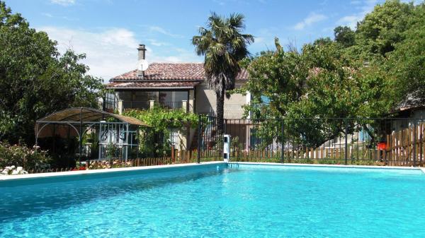 A la foto es mostra l'objecte Mas des TRAVES Anduze avec piscine situat a la ciutat de Carnoulès.