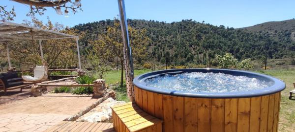 A la foto es mostra l'objecte Esencia Lodge - luxurious off-grid cabin retreat situat a la ciutat de Fornes.
