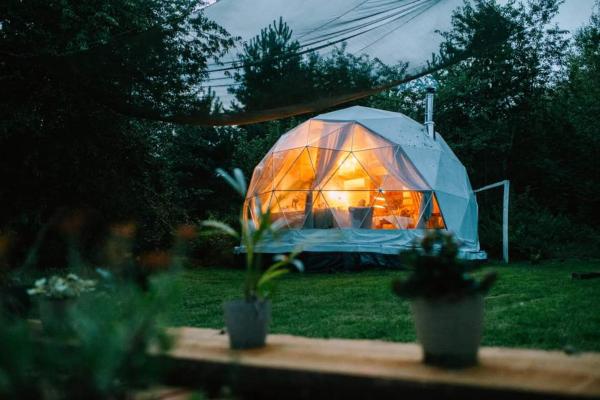 Na zdjęciu widoczny jest obiekt Niezwykła Cisza Glamping & Sauna położony w mieście Stanowisko.