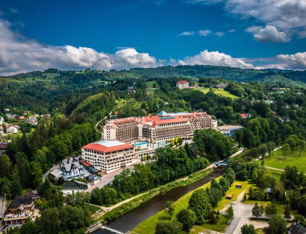 Na fotografii je vidět objekt Hotel Gołębiewski Wisła nacházející se ve městě Visla.