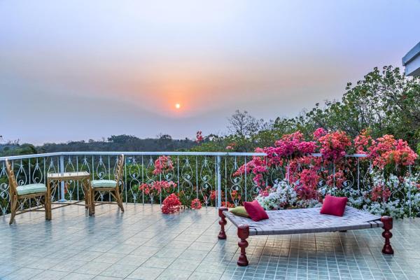 På billedet ses objektet SaffronStays Sunglade, Kashid - ocean-view villa near Kashid Beach beliggende i byen Adi.