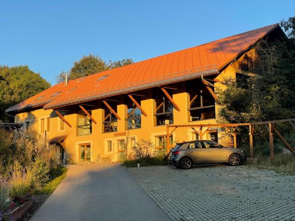 Na zdjęciu widoczny jest obiekt La Ferme des Arêtes położony w mieście Renan.