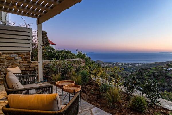 Na foto é possível ver o objeto Villa Erato in Triantaros Tinos localizado na cidade de Triandáros.