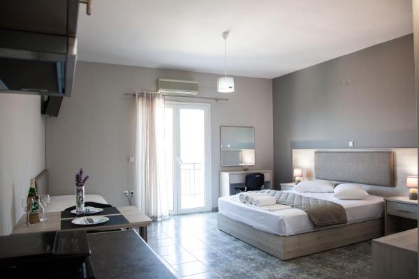 A la foto es mostra l'objecte Nikoleta's Studios situat a la ciutat de Argostoli.