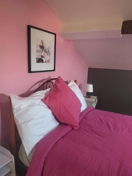A la foto es mostra l'objecte Chambre Pinky Elisabeth proche Paris situat a la ciutat de Stains.