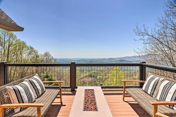 På billedet ses objektet Stunning Highlands Escape with Fireplace and Game Room beliggende i byen Highlands.