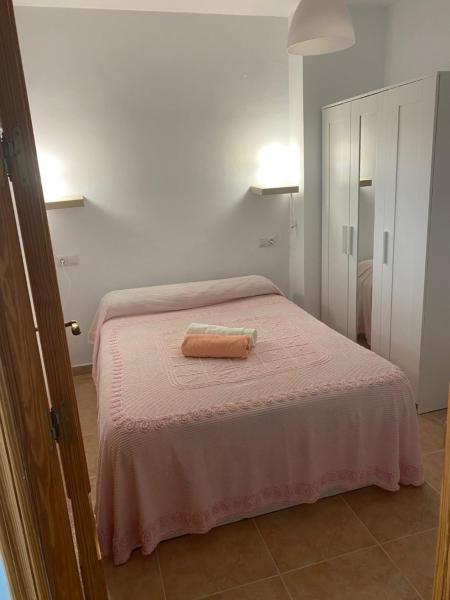 A la foto es mostra l'objecte •{ HABITACIÓN EN COIN A 30KM DE LA PLAYA ]• situat a la ciutat de Coín.