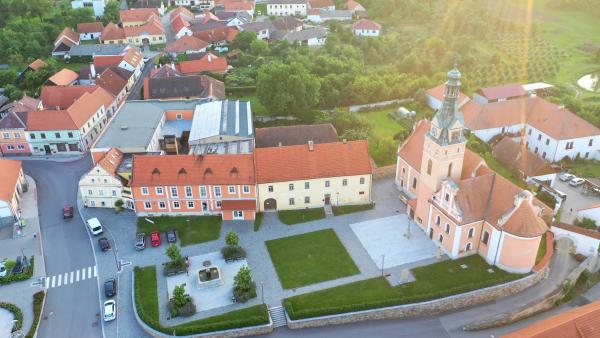 Na fotografii je vidět objekt Hotel Pod Stráží nacházející se ve městě Ktiš.