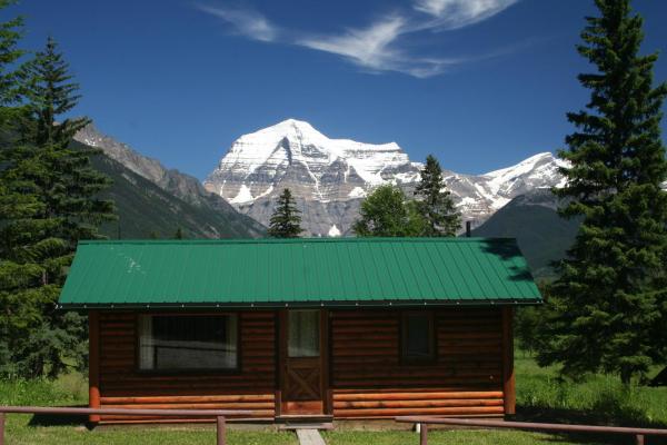 Na fotografii je vidět objekt Mount Robson Lodge nacházející se ve městě Tete Jaune Cache.