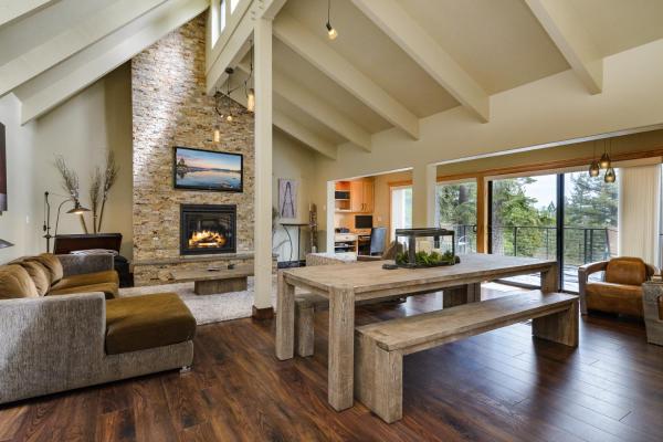 Na zdjęciu widoczny jest obiekt Modern Mountain Getaway położony w mieście Tahoe City.
