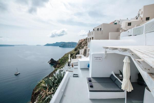 Na fotografii je vidět objekt Virginia's Cave Villas nacházející se ve městě Oia.